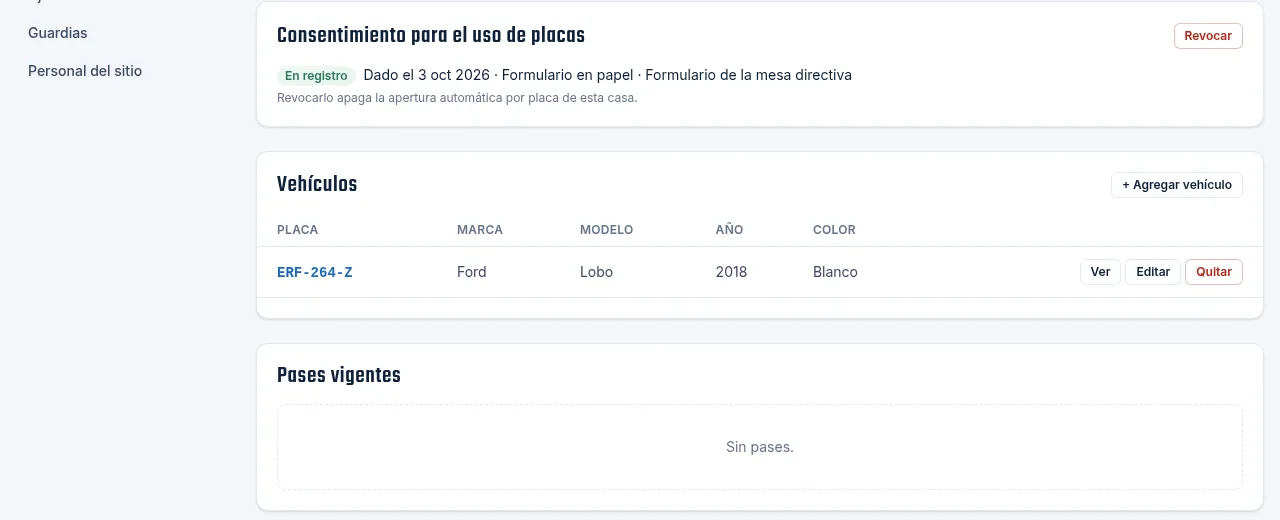 La tarjeta Consentimiento para el uso de placas con la etiqueta En registro, la fecha, la forma Formulario en papel, una nota y el botón Revocar